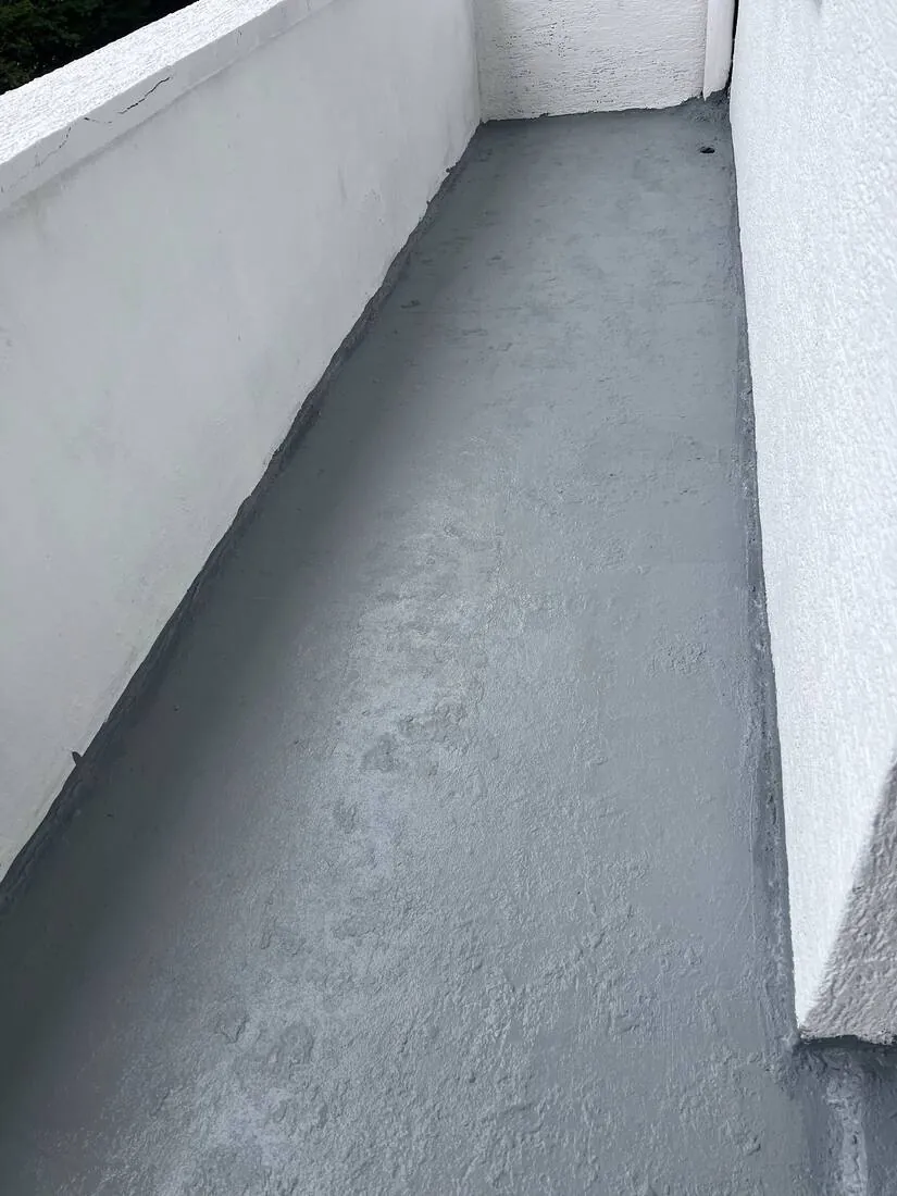 Sanierter Balkon an einem Wohnhaus