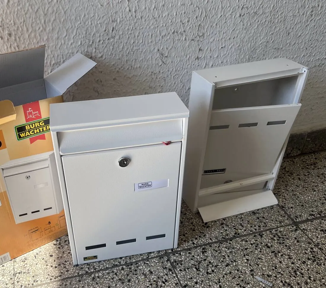 Neue Briefkästen vor der Montage
