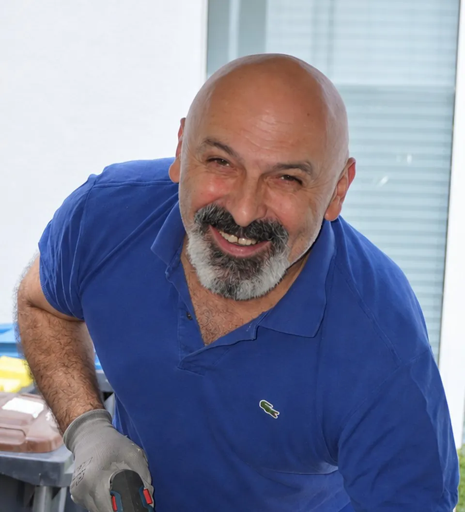 Zafer Sen mit Akkuschrauber bei einer Kleinreparatur