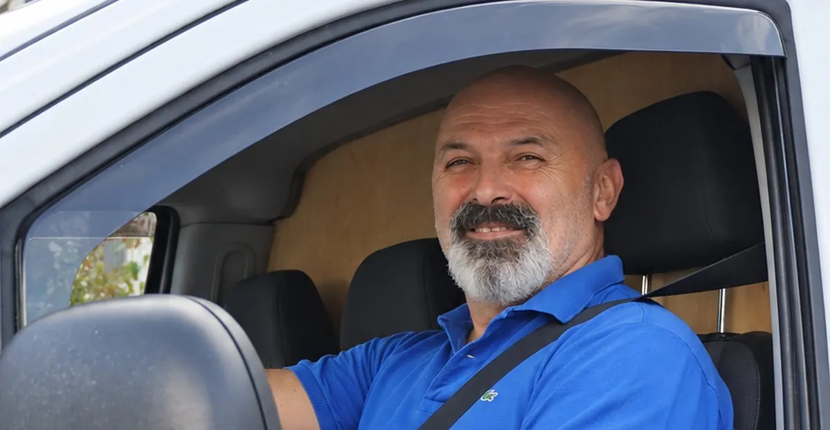 Zafer Sen im Transporter auf dem Weg zum Kunden