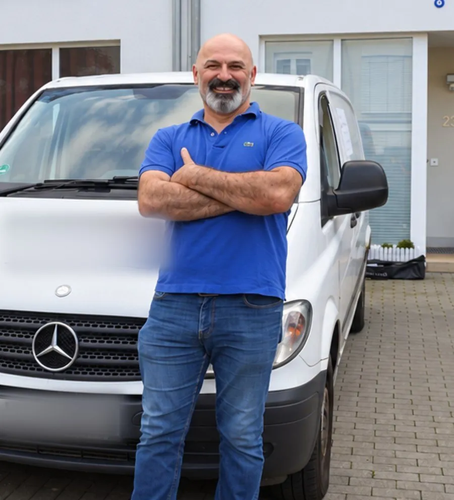 Zafer Sen vor seinem Transporter