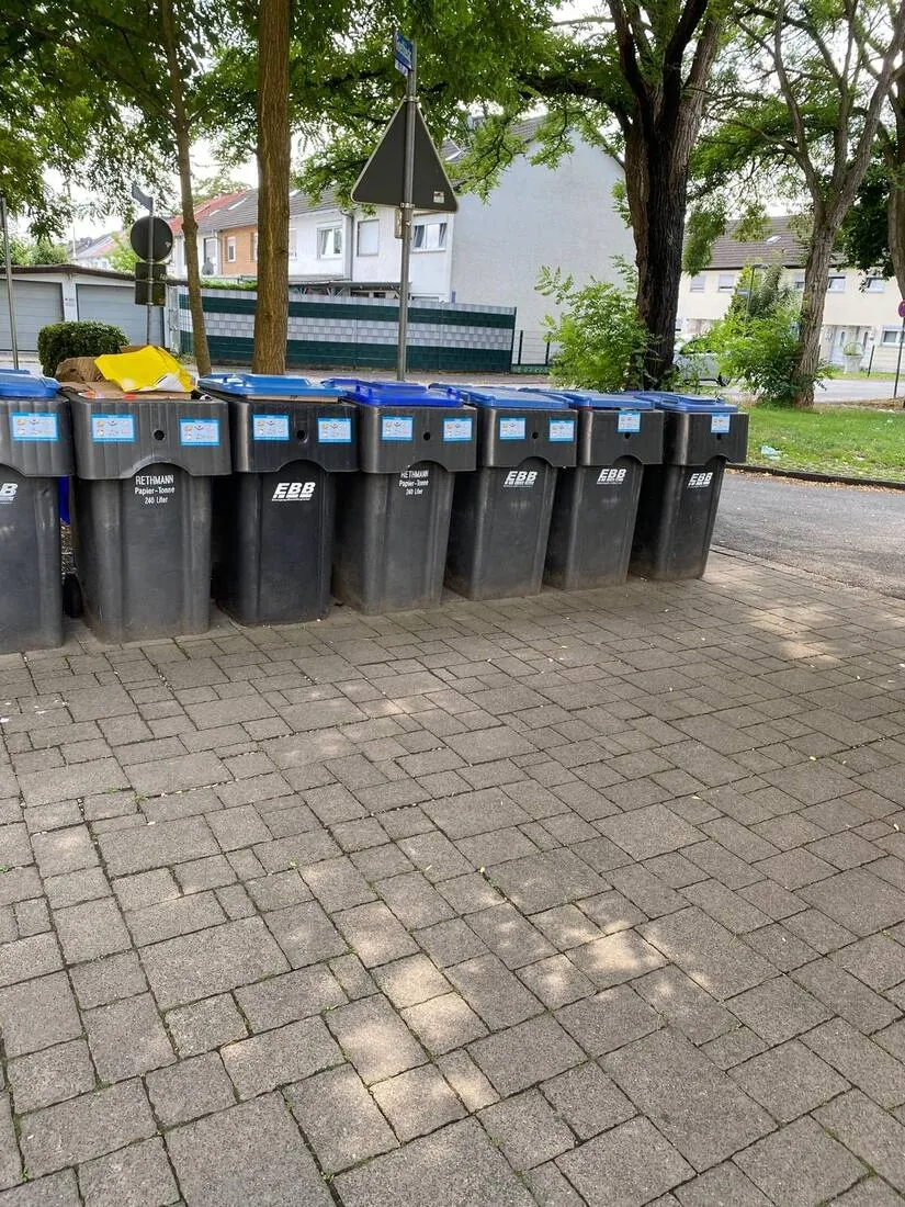 Tonnen an einer Wohnanlage