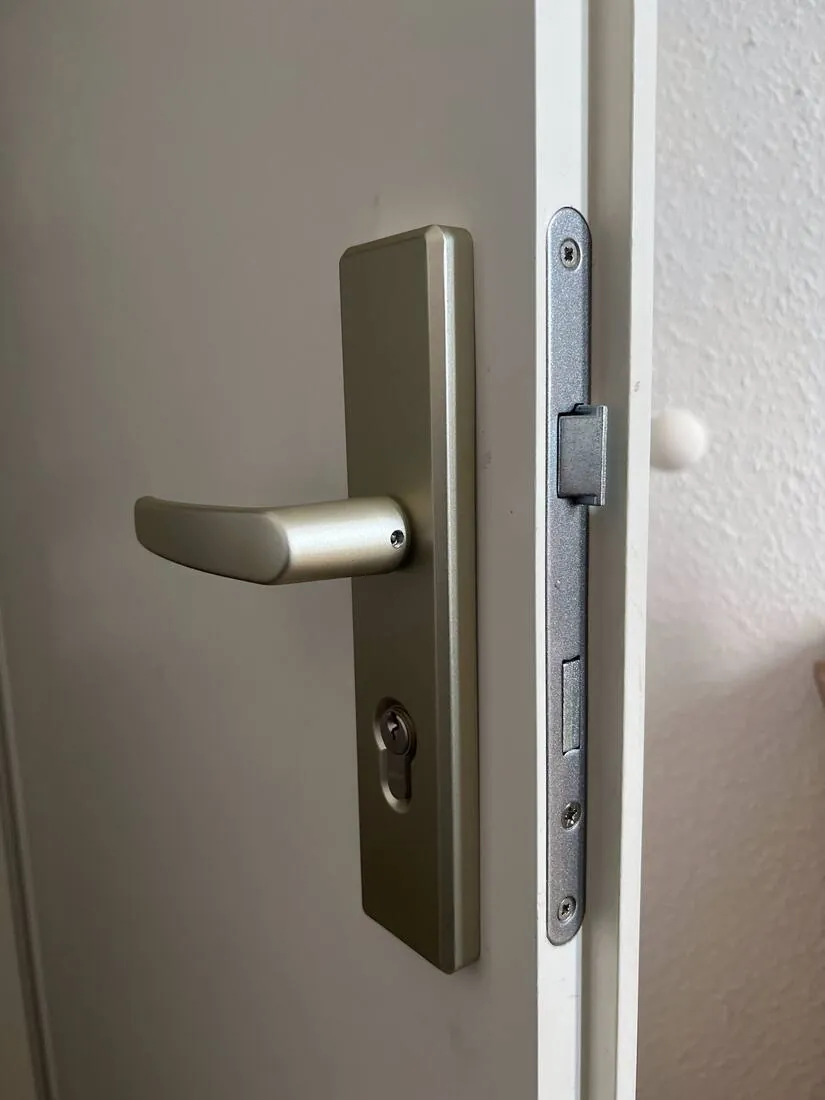 Neuer Türbeschlag in einem Mietobjekt