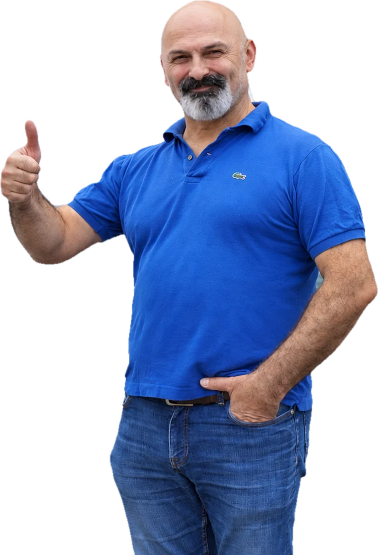 Zafer Sen zeigt den Daumen nach oben